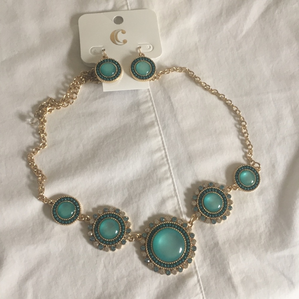 🌻Charming Charlies Blue & Gold Statement Necklace